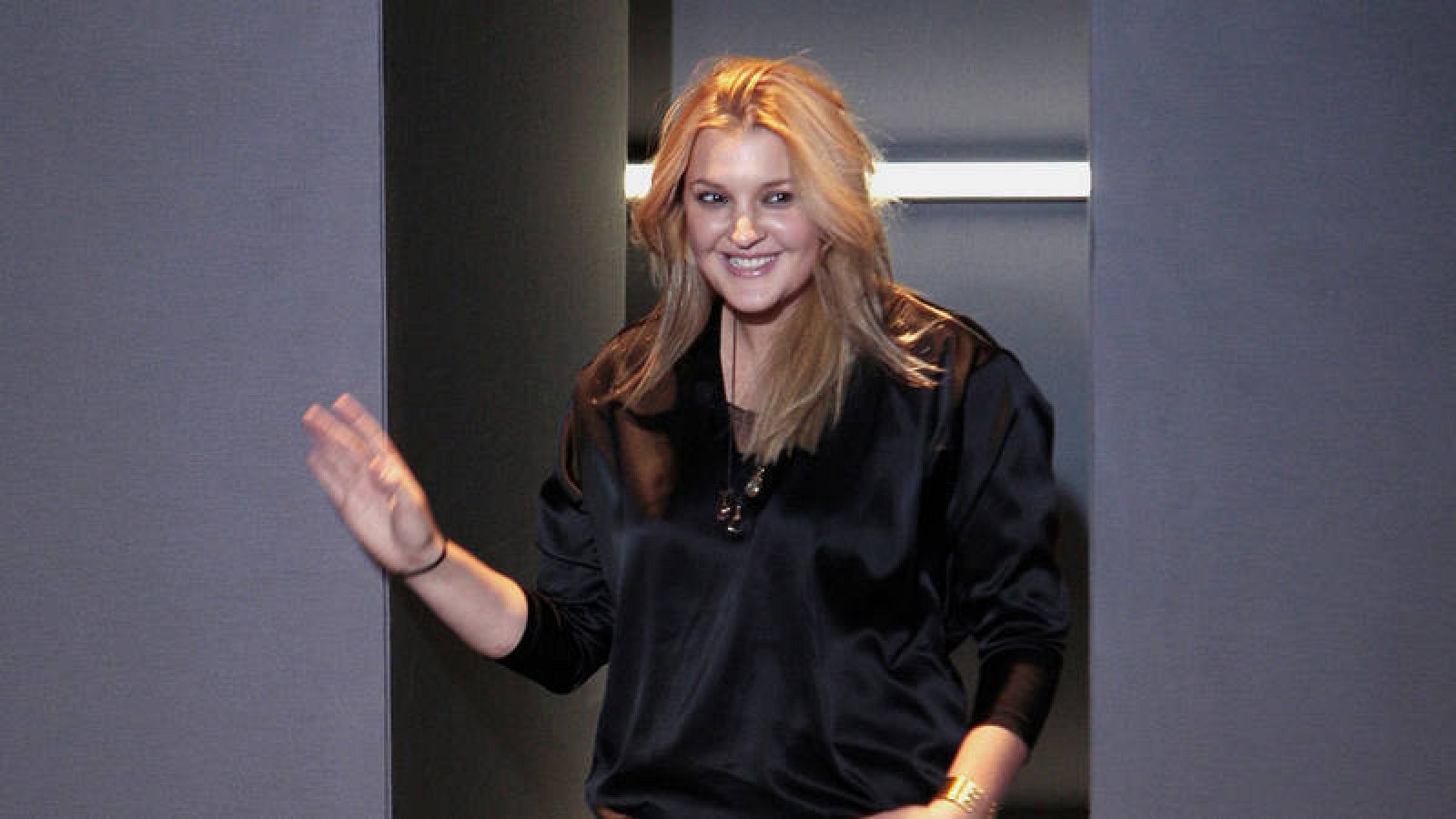  La diseñadora Sophia Kokosalaki saluda tras uno de sus desfiles. 