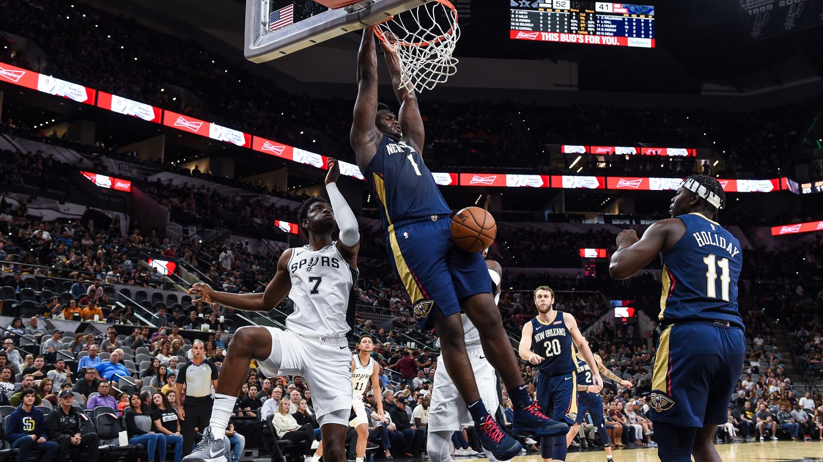 Zion Williamson haciendo un mate en pretemporada