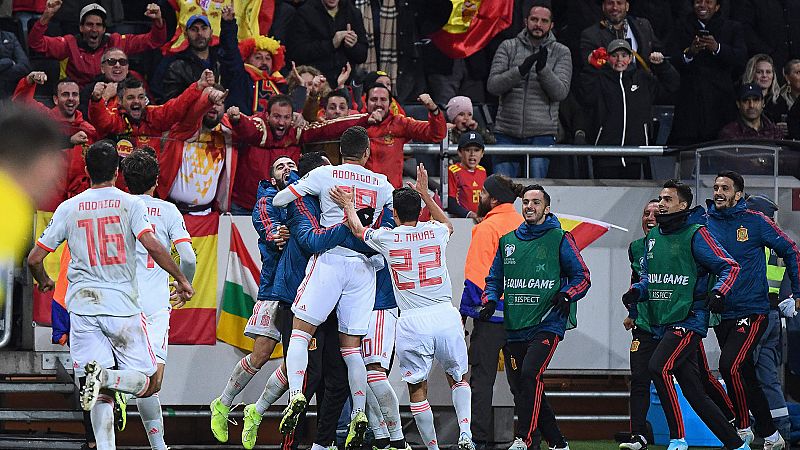 Los jugadores de la selección española celebran la clasificación después del gol de Rodrigo en Suecia.