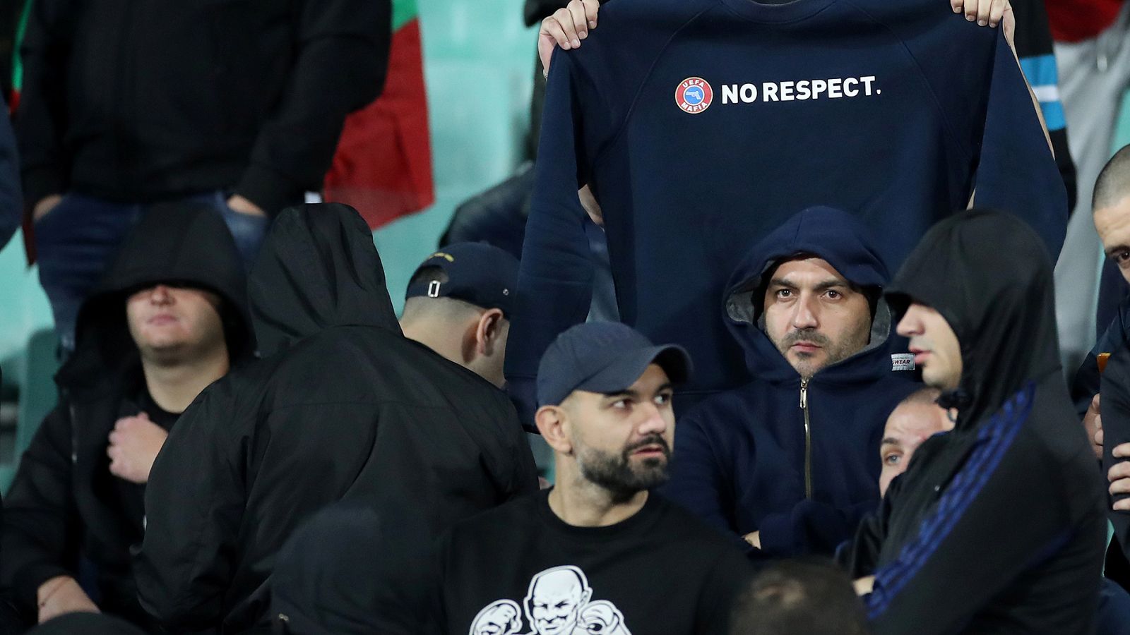 Hinchas búlgaros, durante el partido contra Inglaterra.