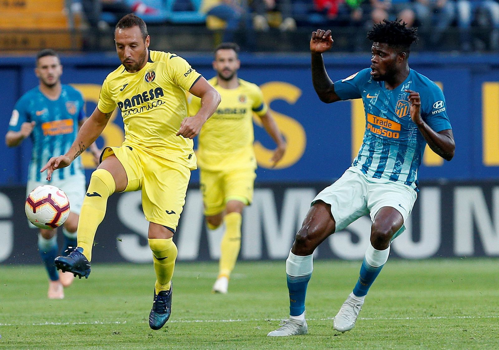 El centrocampista  del Atlético de Madrid Thomas Partey (d) presiona al del Villarreal Santi Cazorla en el partido de Liga del año pasado en el estadio de la Cerámica.