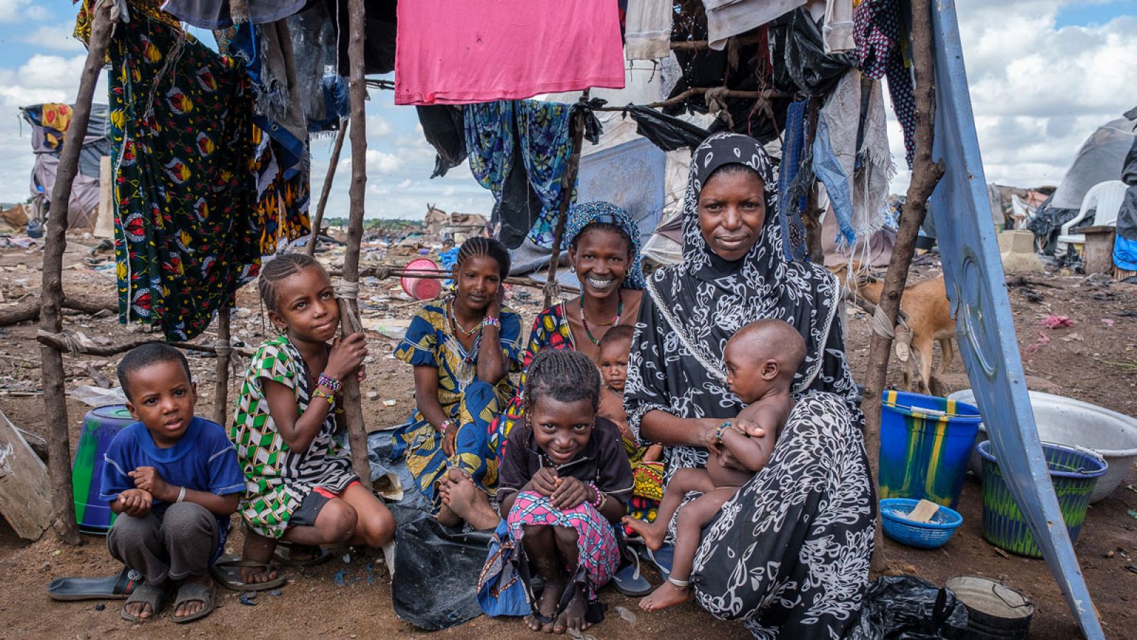 Más de 600 niños y 200 mujeres malviven entre la basura en el campo de desplazados de Faladie, en Bamako (Mali)