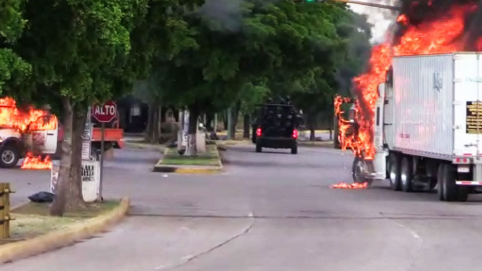 Imagen de dos camiones ardiendo en una calle Culiacán, Sinaloa (México).