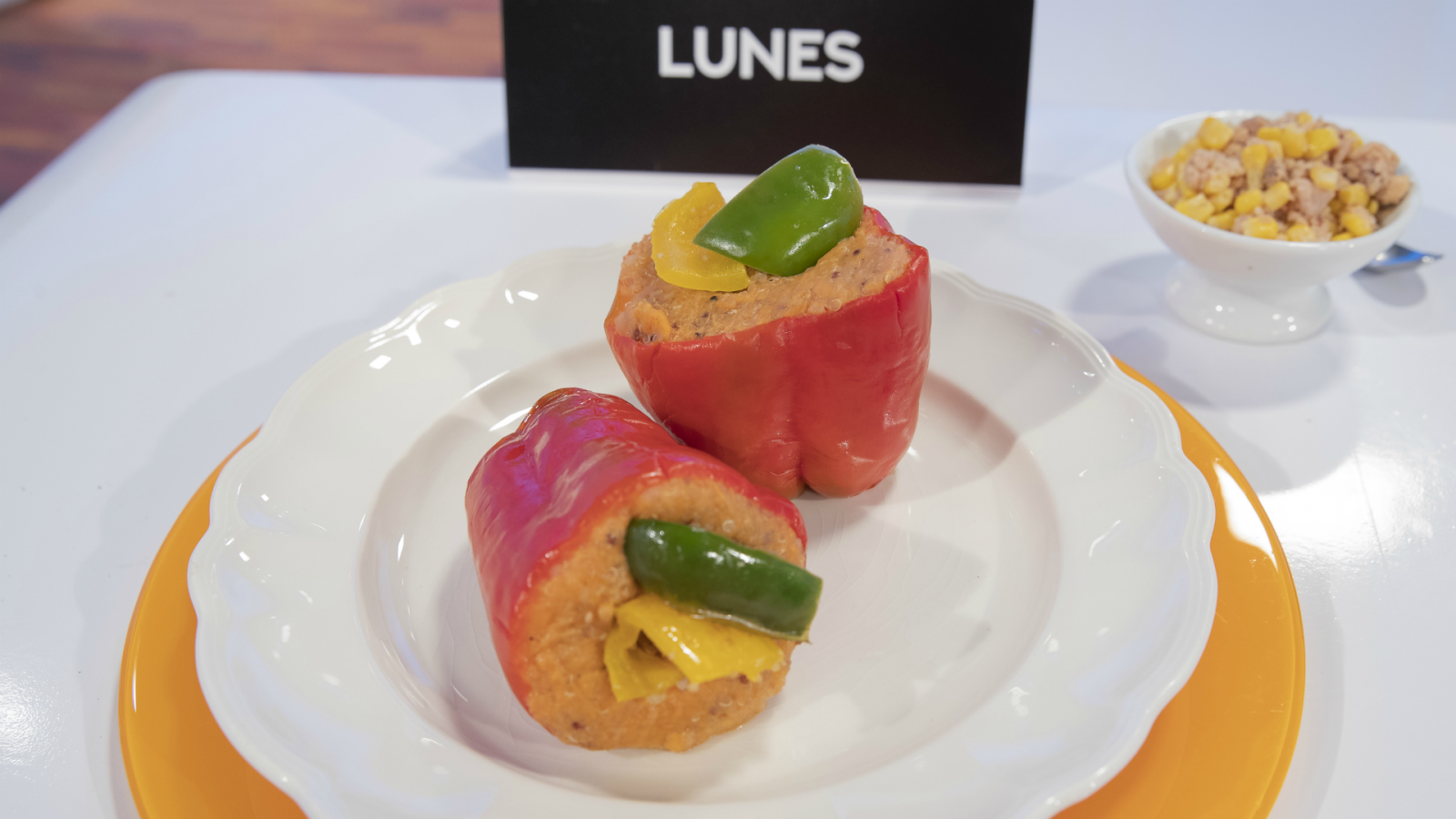 Pimientos rojos asados rellenos de atún, boniato y maíz