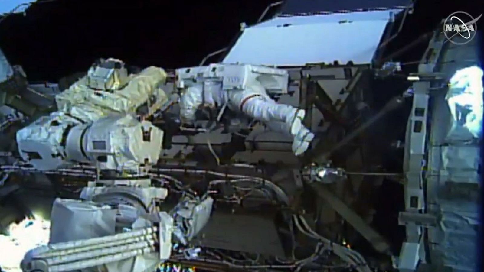 Imagen cedida por la NASA en la que se ve en primer plano a la astronauta Christina Koch, durante la caminata espacial junto a Jessica Meir.