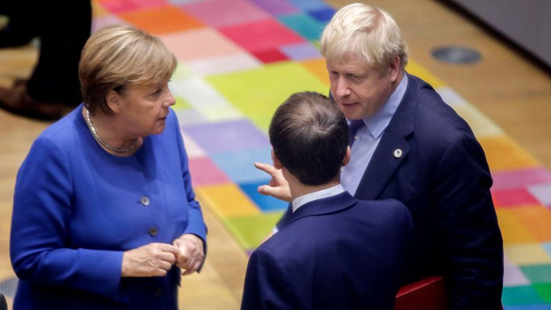 El presidente francés, Emmanuel Macron, la canciller Angela Merkel y el primer ministro Boris Johnson durante una reunión en Bruselas