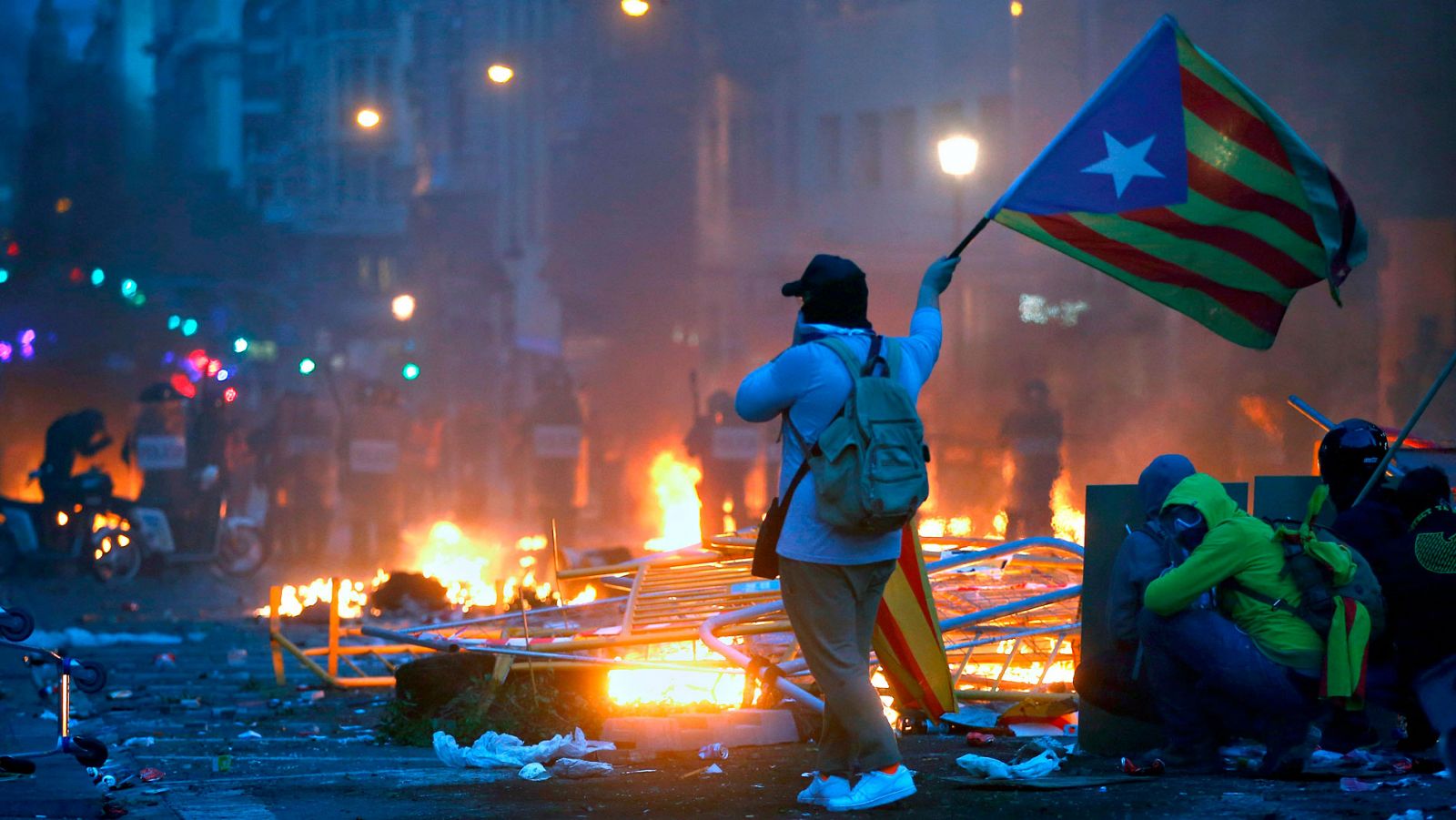 Barricada de los manifestantes frente a la línea policial en los disturbios de Via Laietana