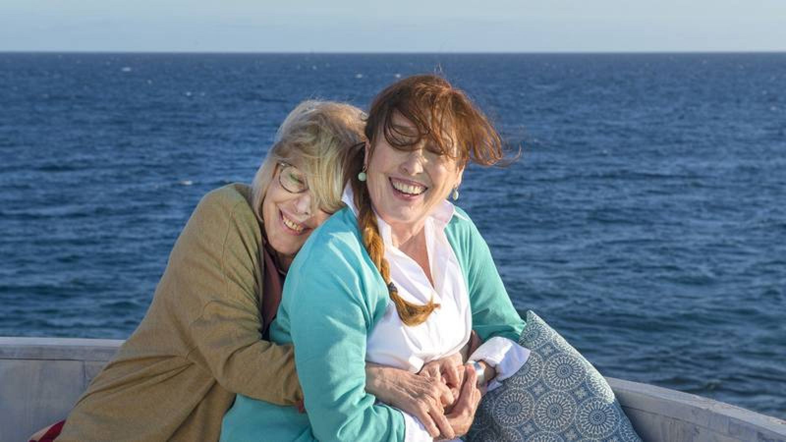 Celia y Sofía siempre se han amado en secreto y ahora quieren vivir a su manera 