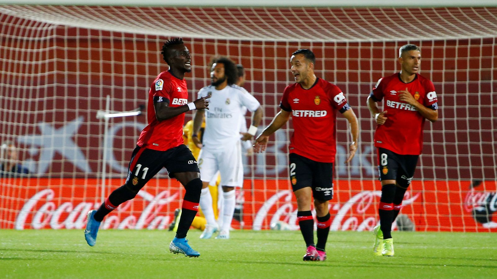 Lago Junior, primero por la izquierda, celebra el 1-0 del Mallorca al Madrid.