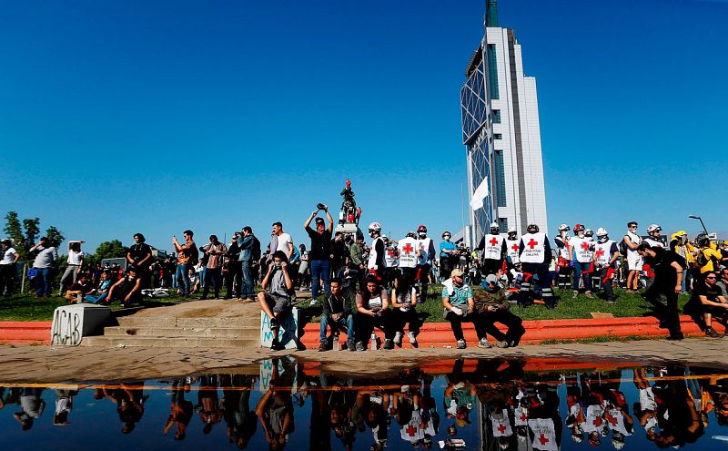 Cientos de personas se reunieron el domingo en la Plaza Italia durante otra jornada de protestas en Santiago (Chile).