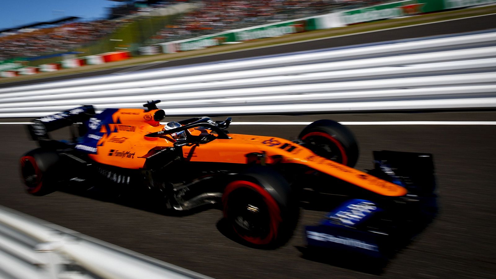 Carlos Sainz entrando en boxes en Suzuka