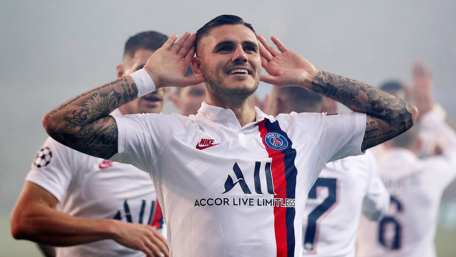 Icardi celebra con sus compañeros del PSG tras marcar al Brujas.