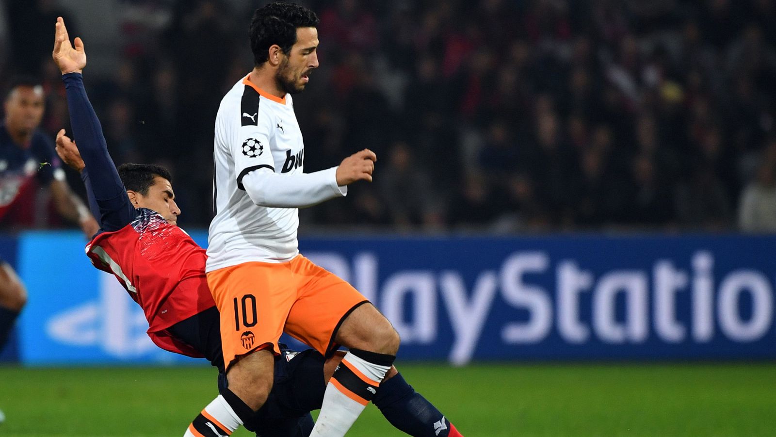 Daniel Parejo, capitán del Valencia, pugna un balón con André, del Lille.