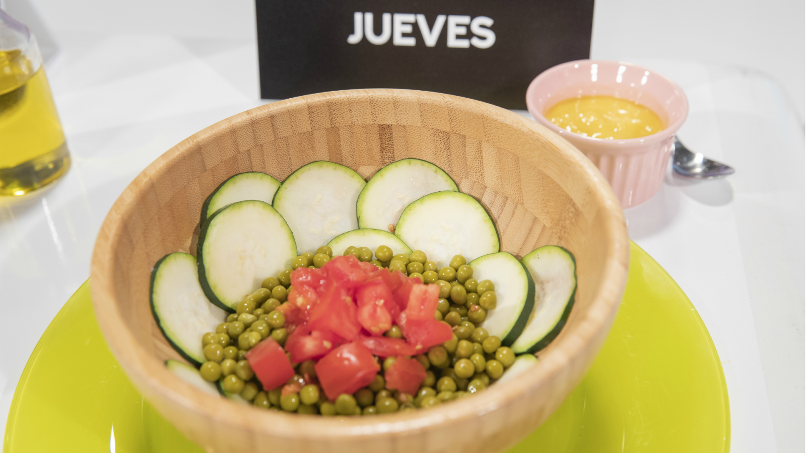 Ensalada de guisantes y tomate con carpaccio de calabacín