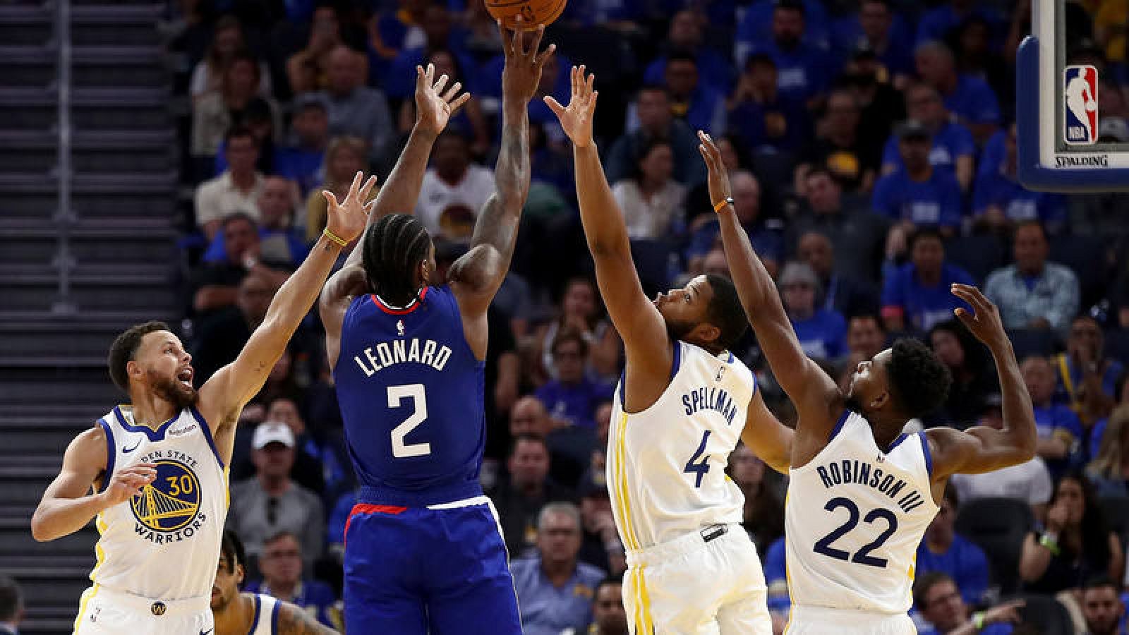 Leonard lanza a canasta ante la defensa de los Warriors.