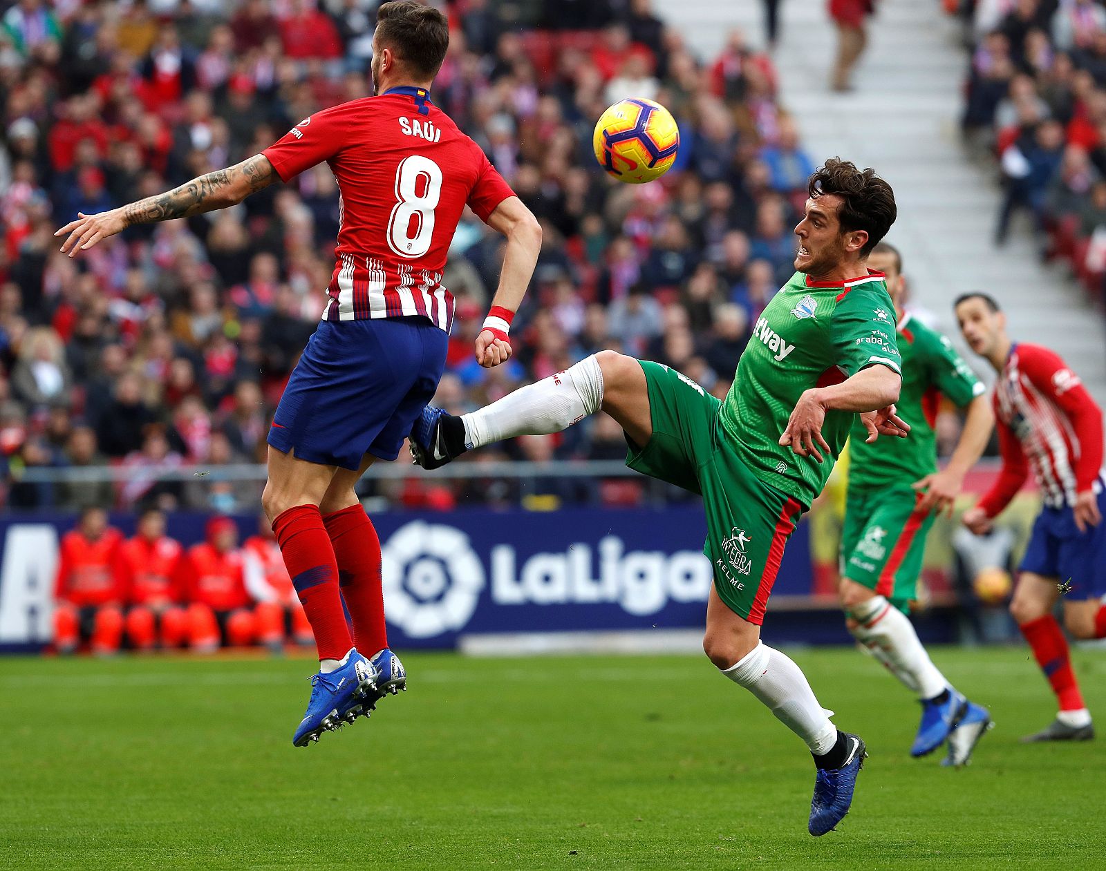 Saúl Ñiguez (i) e Ibai Gómez durante el último duelo Atlético-Athletic en el Wanda Metropolitano.