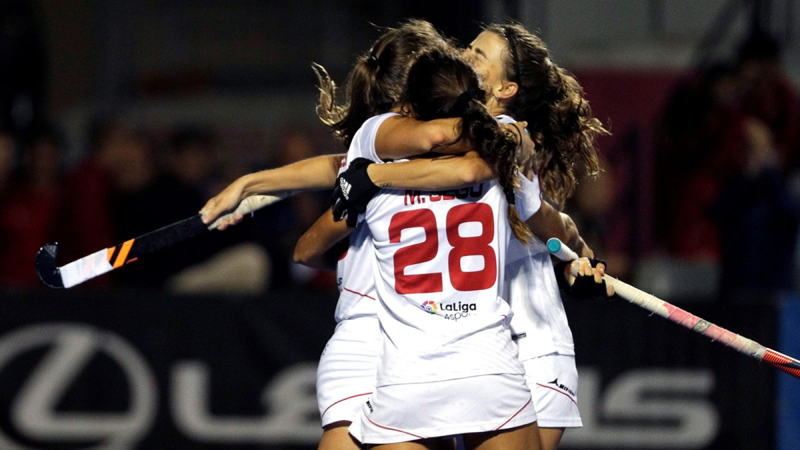 Las jugadoras de la selección española celebran el primer gol