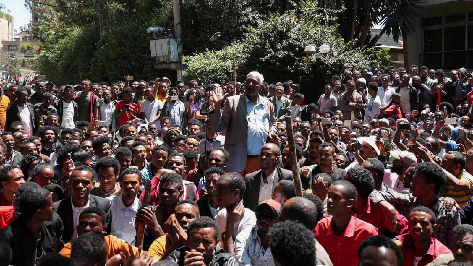Decenas de personas concentradas frente a la casa del activista Jawar Mohammed