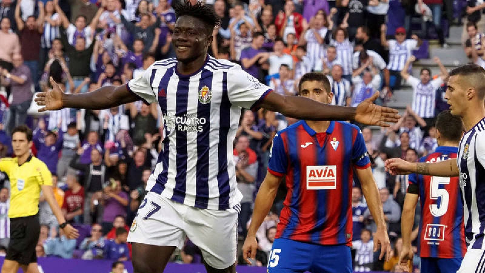 El defensa del Valladolid Mahoammed Salisu celebra el gol marcado ante el Eibar, el segundo del equipo.