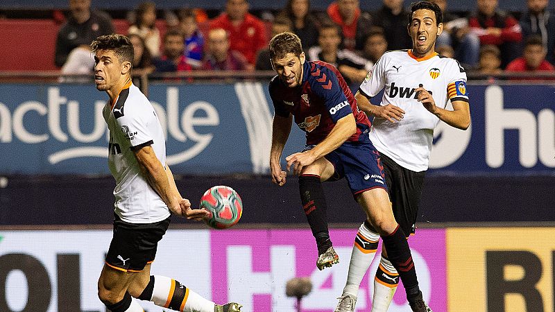 El centrocampista del Osasuna Darko Brasanac lanza ante la oposición del defensa Valencia Gabriel Paulista.