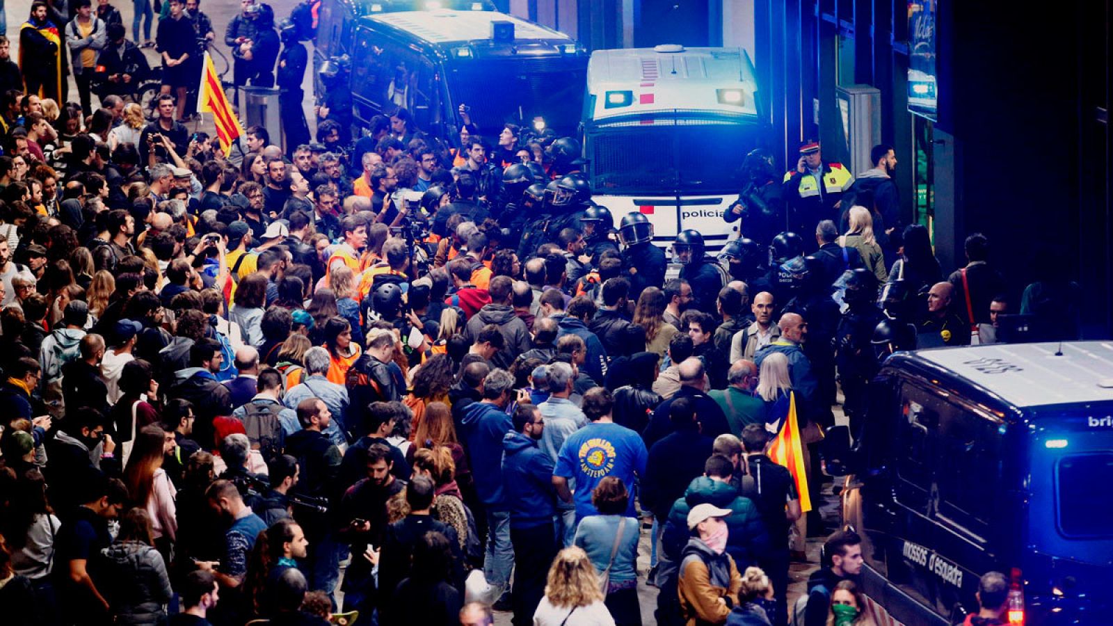 Protesta de los CDR frente a la estación de Sants en Barcelona