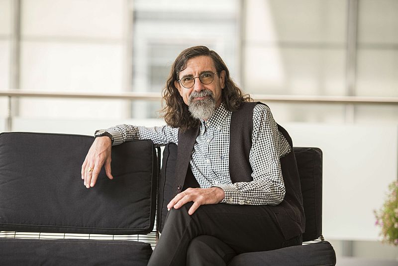 Cinto Niqui assegut en un sofà