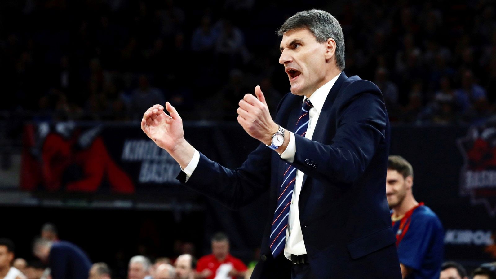 El entrenador del Baskonia, el croata Velimir Perasovic, durante un partido de la Euroliga de baloncesto.