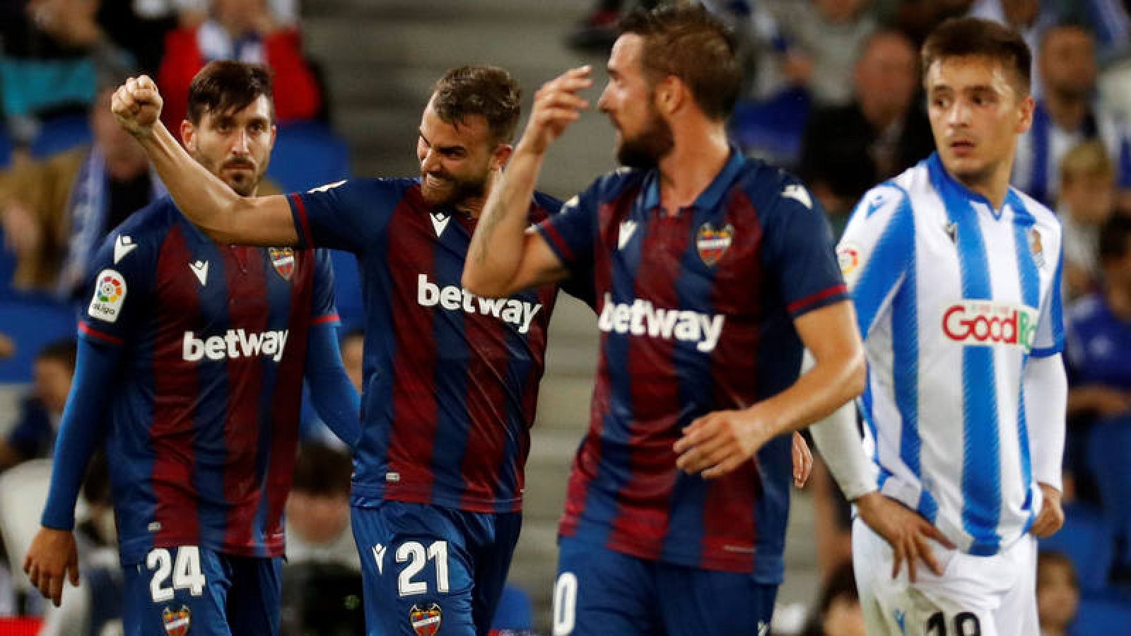 Los jugadores del Levante celebran el segundo gol conseguido por Borja Mayoral ante la Real Sociedad.