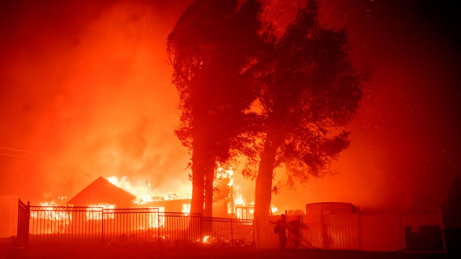 El fuego Hillside destruye una casa en el condado de San Bernardino