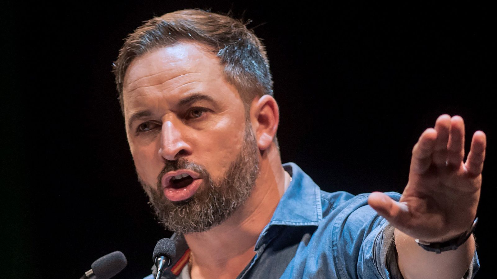 El líder de Vox, Santiago Abascal, durante el primer mitin de campaña en Santander