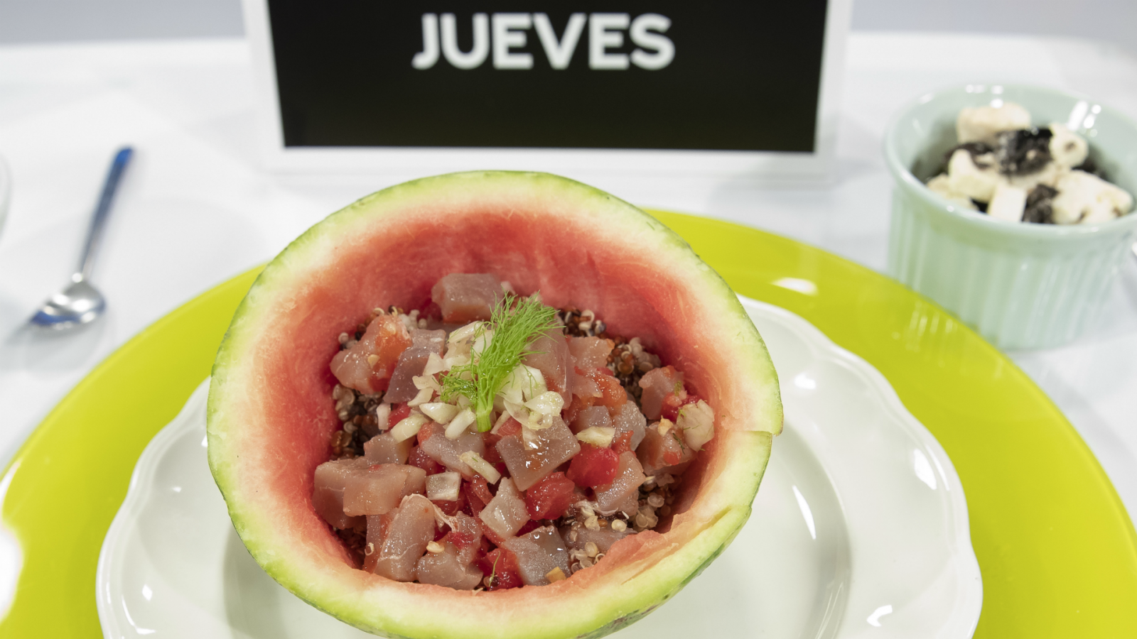 Tartar de atún y sandía con queso fresco e hinojo, quinoa y vinagreta de aceitunas negras