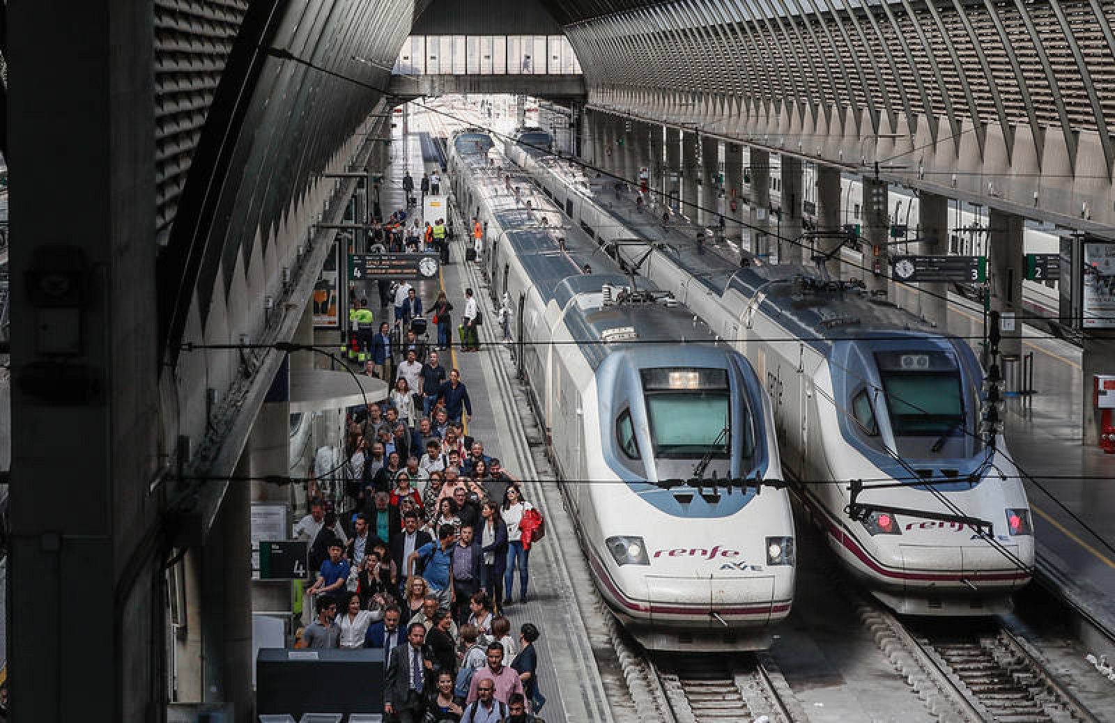 Pasajeros caminando por el andén de la estación de Santa Justa, Sevilla