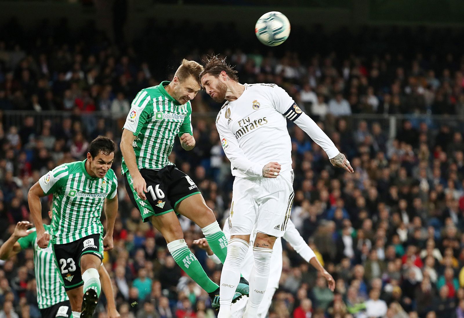 El bético Loren y el madridista Sergio Ramos tratan de cabecear el balón durante el partido.