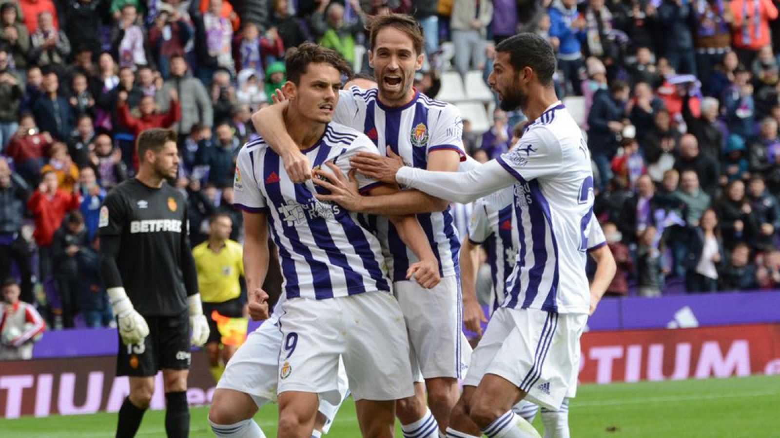 Jugadores del Valladolid celebran el tanto de Enes Ünal