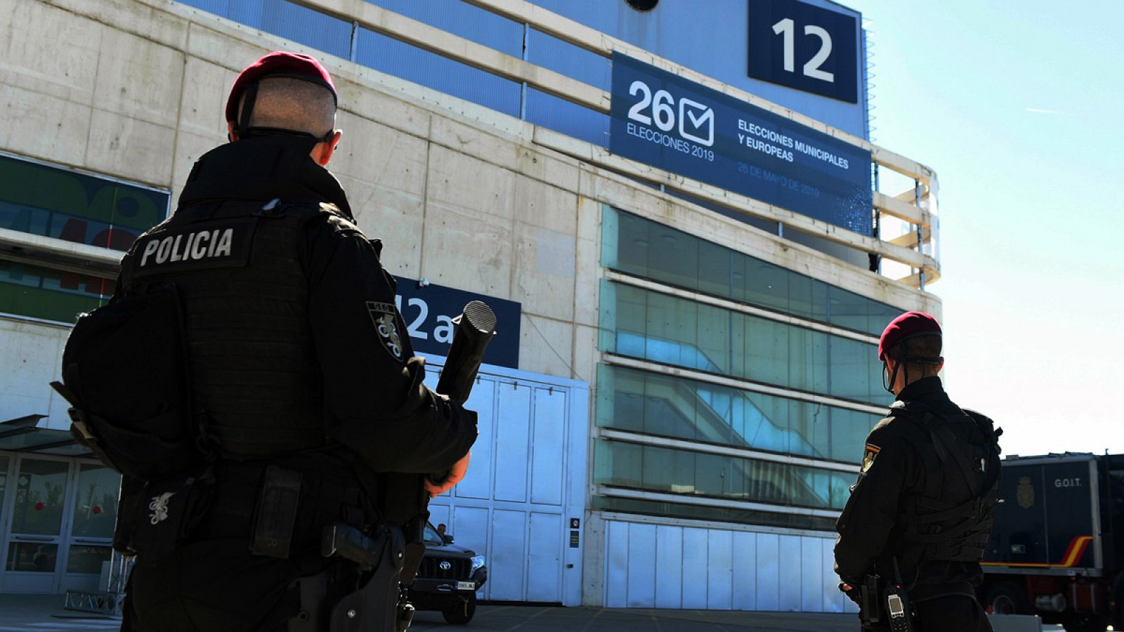 Agentes del Cuerpo Nacional de Policía Nacinal en el centro de datos de Ifema durante la jornada electoral del pasado 26 de mayo