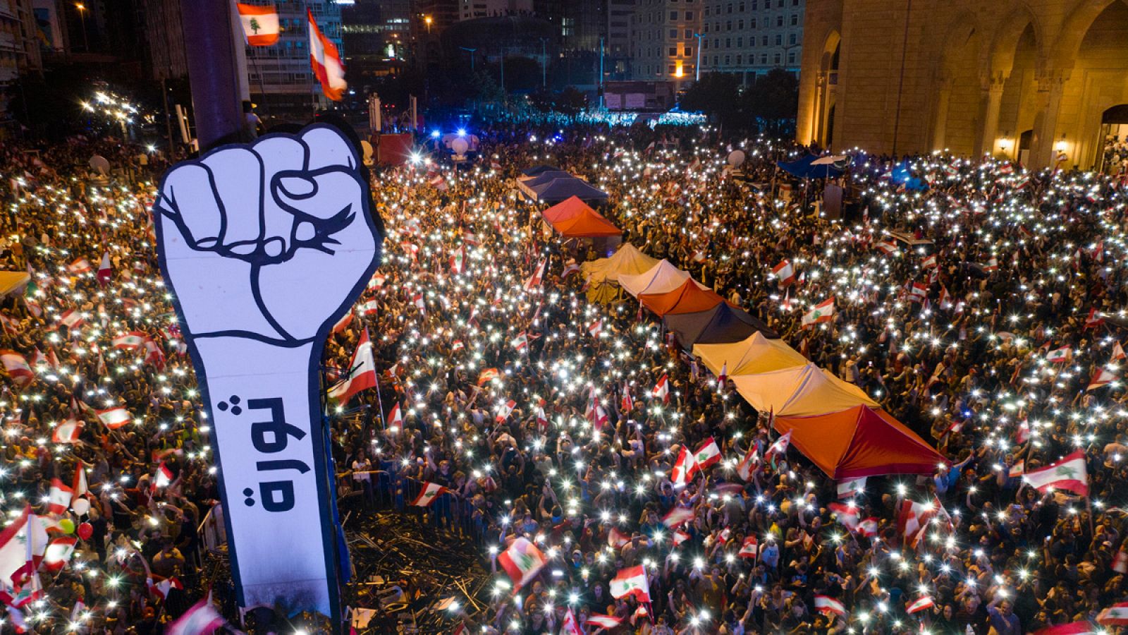 Los manifestantes abarrotan la Plaza de los Mártires en Beirut