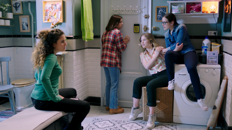 Imatge d'un moment del vuitè capítol de 'Bany Compartit' en el que les quatre protagonistes es queden tancades al bany