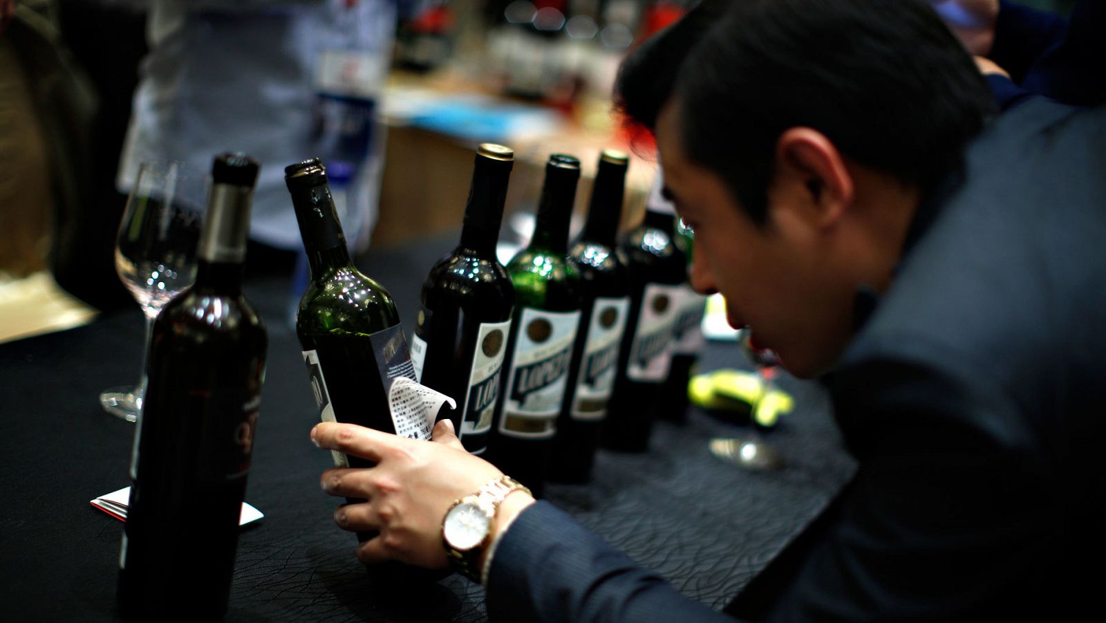 Un cliente observa un vino de Rioja en una feria celebrada en la ciudad china de Tianjin