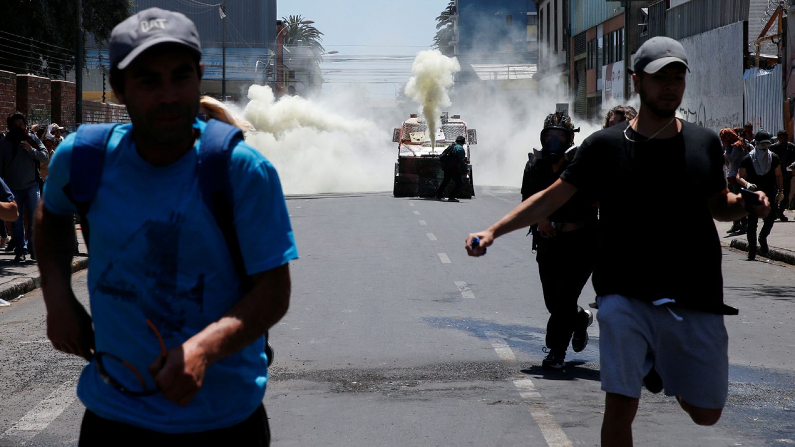 Manifestantes huyen del gas lacrimógeno este miércoles durante una protesta en Valparaíso