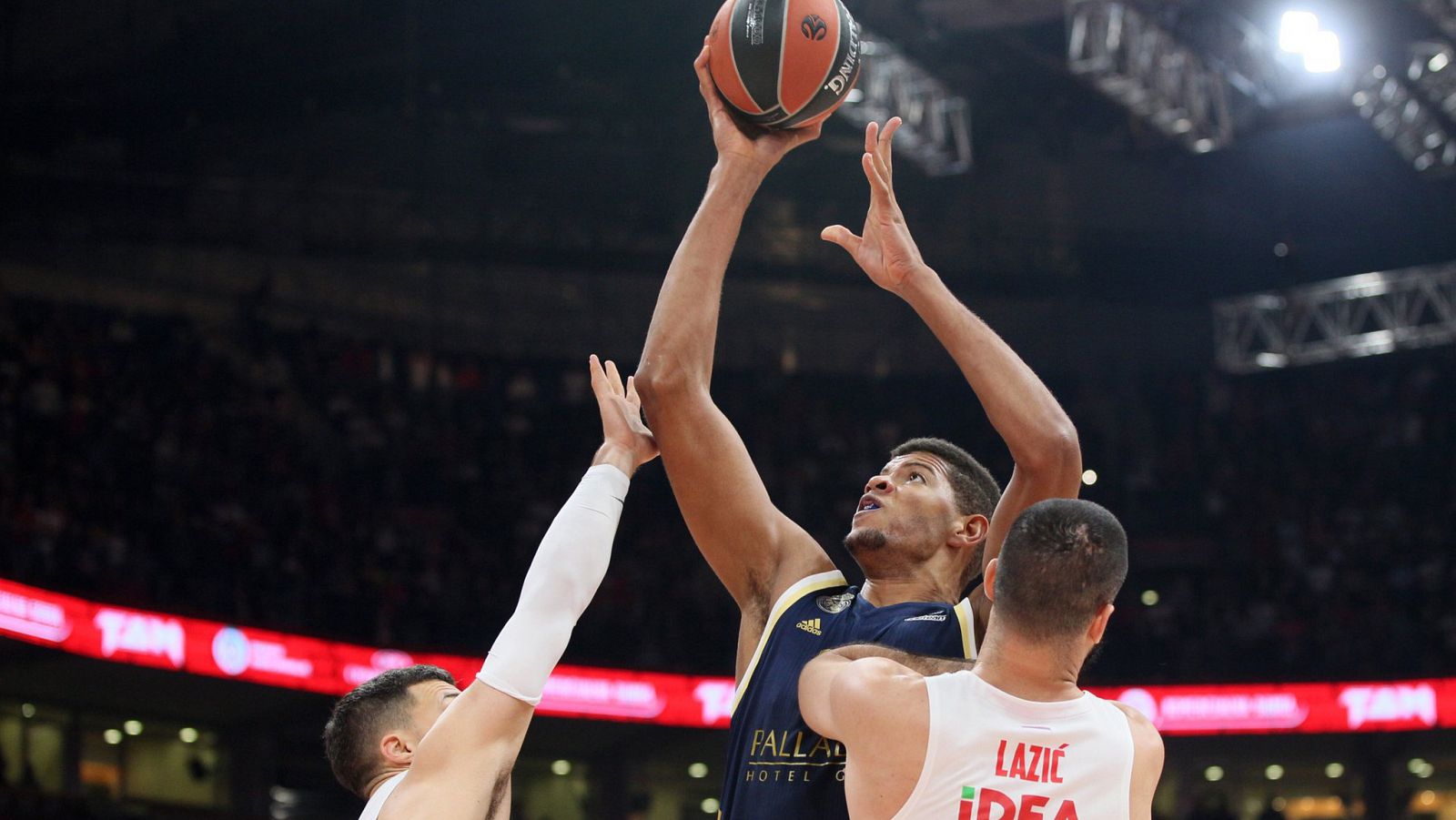 Walter Tavares, en un momento del partido contra el Estrella Roja.