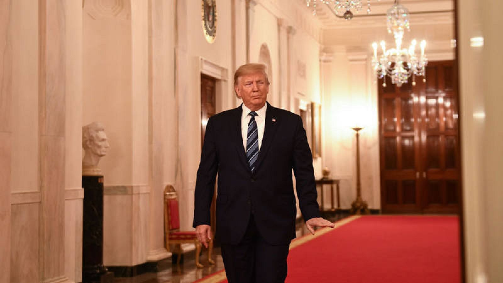 El presidente de Estados Unidos, Donald Trump, andando por un pasillo de la Casa Blanca el jueves 7 de noviembre de 2019. 