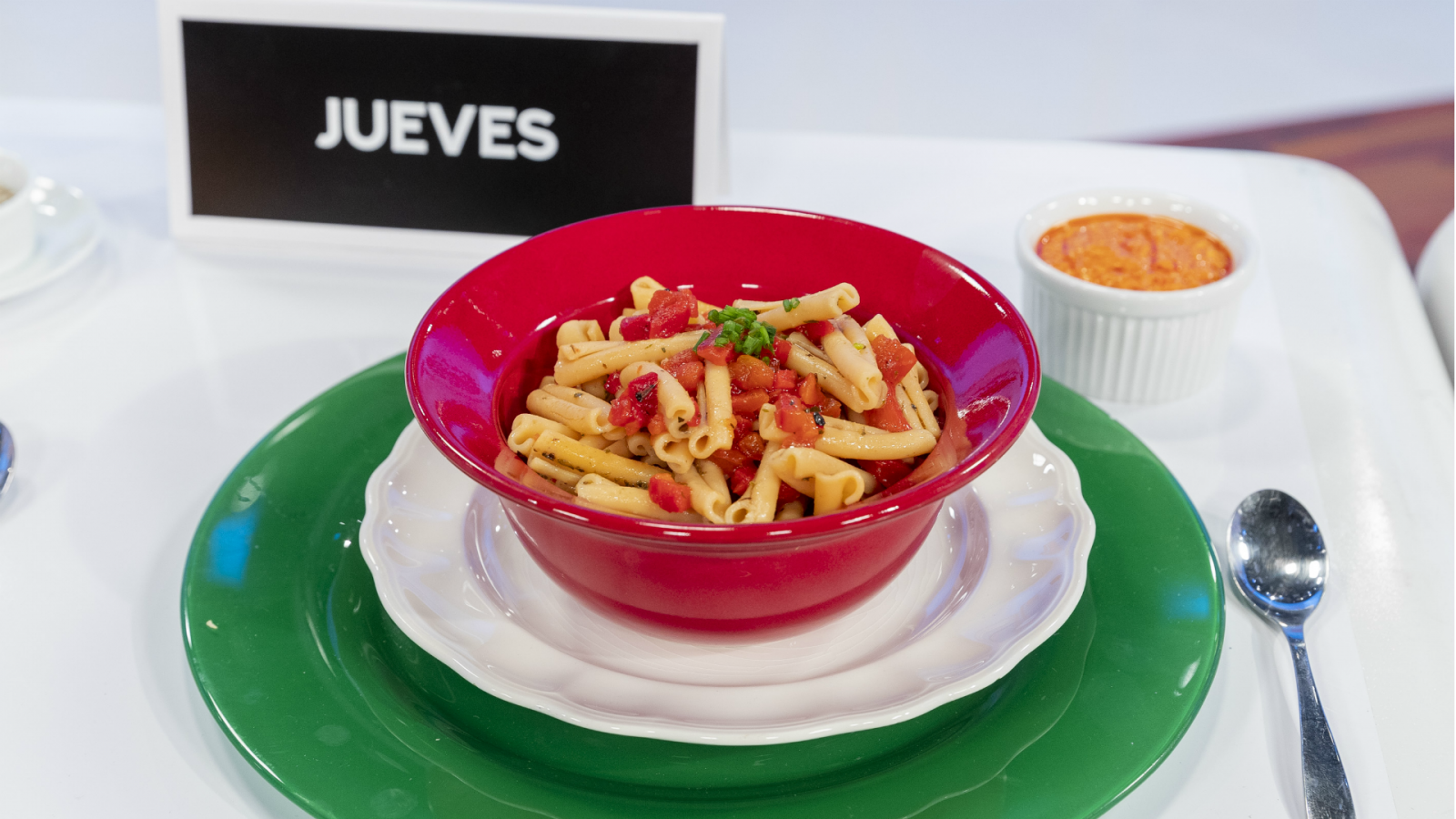 Pasta de lentejas con pesto de pimiento rojo y tomate