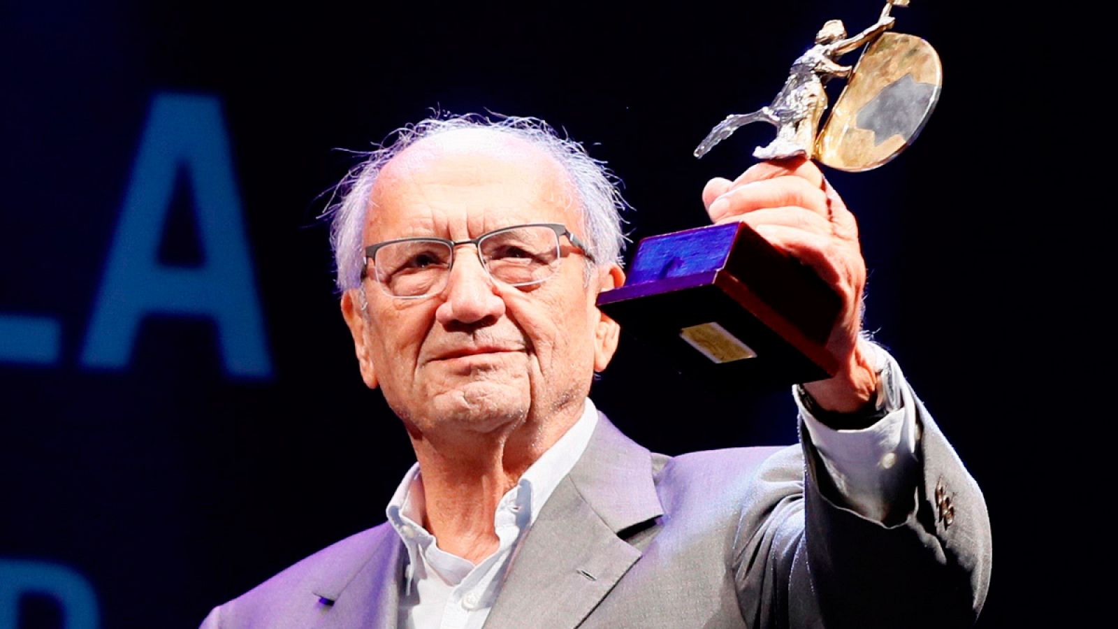 Pere Portabella recogiendo el Giraldillo de Honor del Festival de Cine de Sevilla