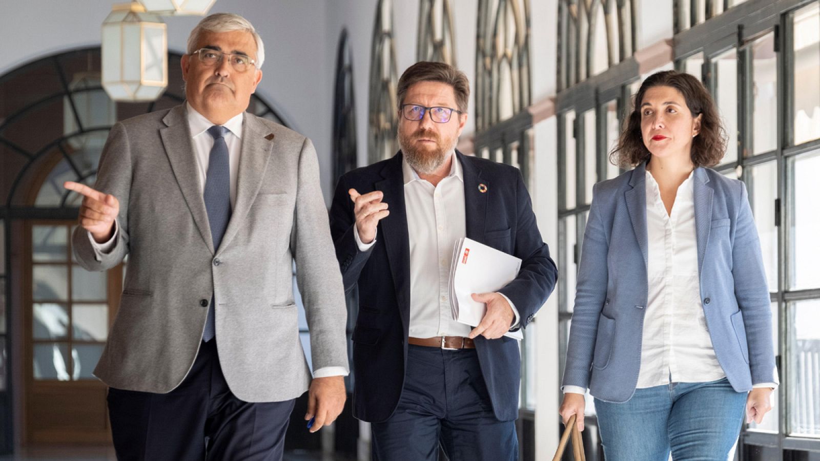 El exconsejero de Hacienda y Economía de la Junta, Antonio Ramírez de Arellano (izquierda), acompañado de los representantes del PSOE-A, Rodrigo Sánchez Haro y Noelia Ruiz Castro