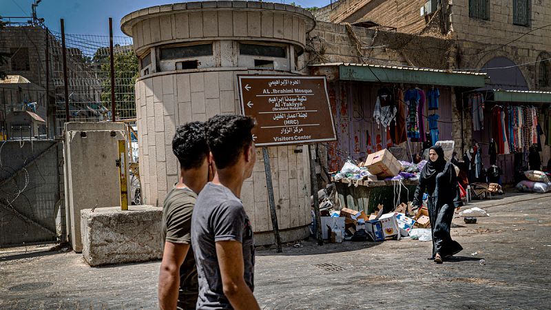 Gente caminando por la calle Shalala de Hebrón, Cisjordania.
