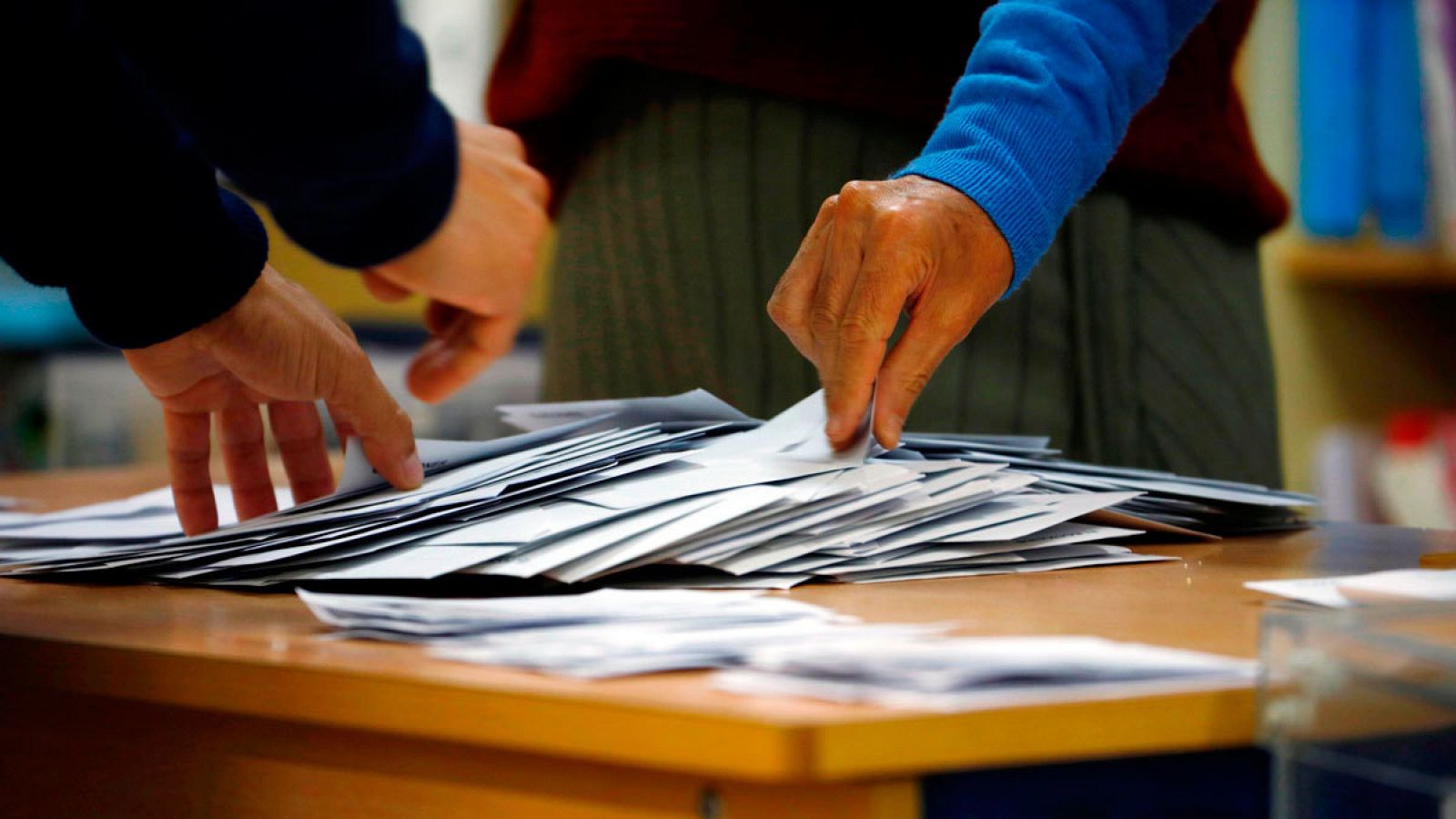 Recuento de votos, tras el cierre de las urnas, en un colegio electoral este 10 de noviembre.