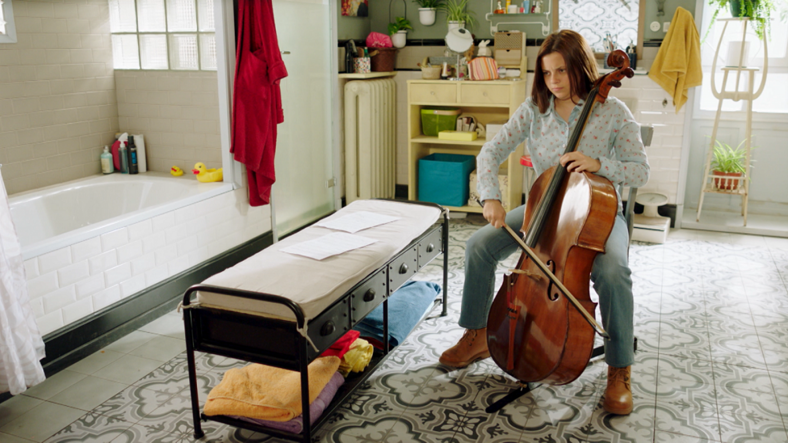 Imatge d'un moment del novè capítol de 'Bany Compartit' on la Greta toca el violoncel
