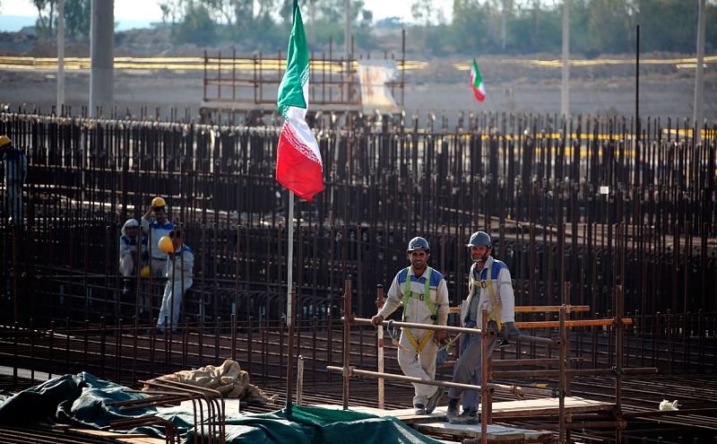 Un grupo de trabajadores en la planta de energía nuclear iraní de Bushehr donde han comenzado las obras para montar un segundo reactor de uranio.