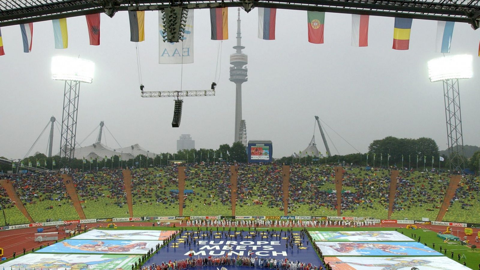 Vista general del Estadio Olímpico de Múnich en una imagen de archivo de 2002. EPA PHOTO DPA MATTHIAS SCHRADER