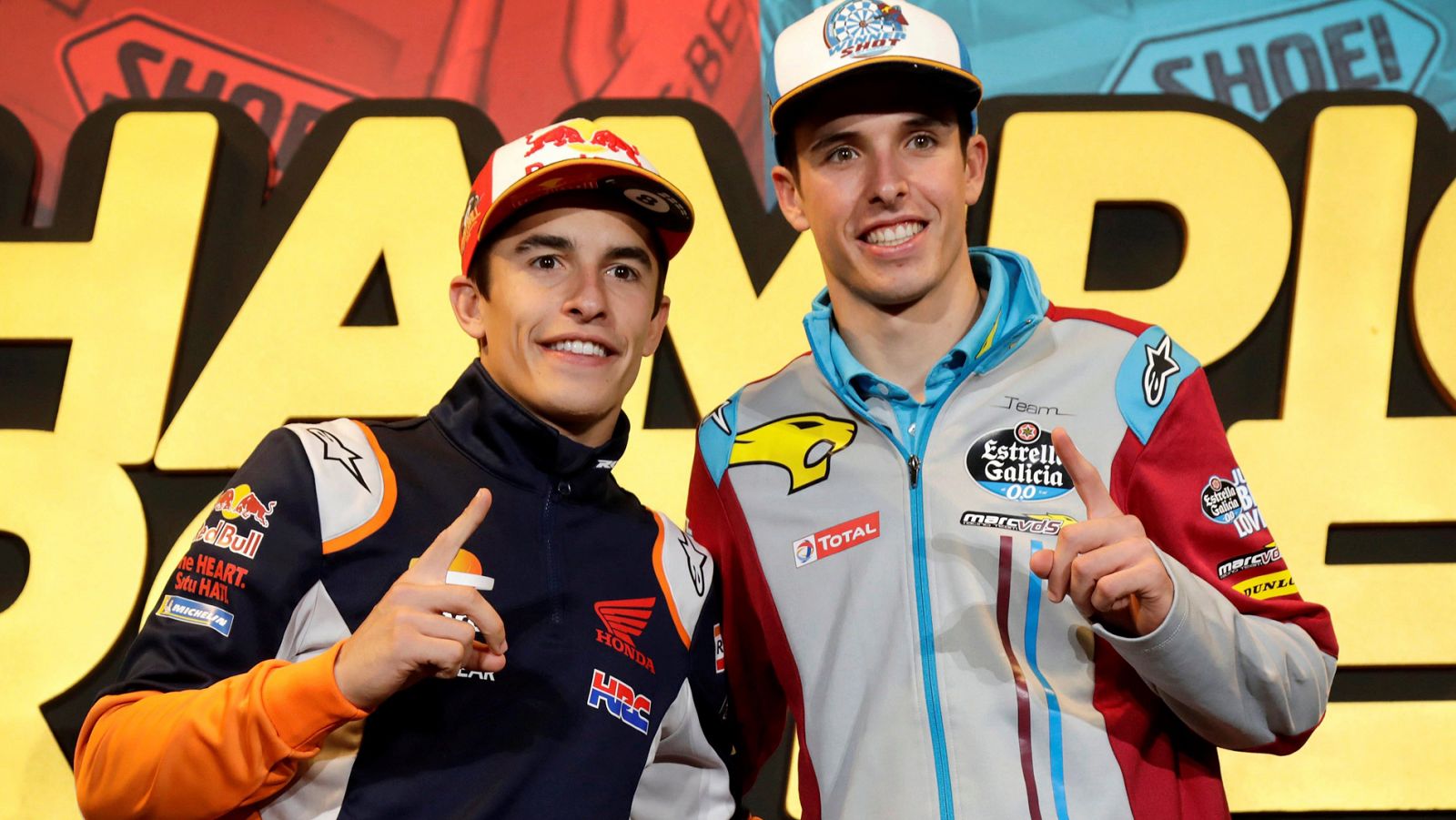 Los hermanos Marc y Álex Márquez, durante la fiesta por sus mundiales en Cervera.